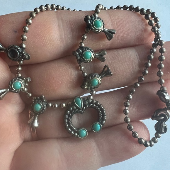 Vintage silver tone Squash blossom style necklace with turquoise color beads - Picture 5 of 13